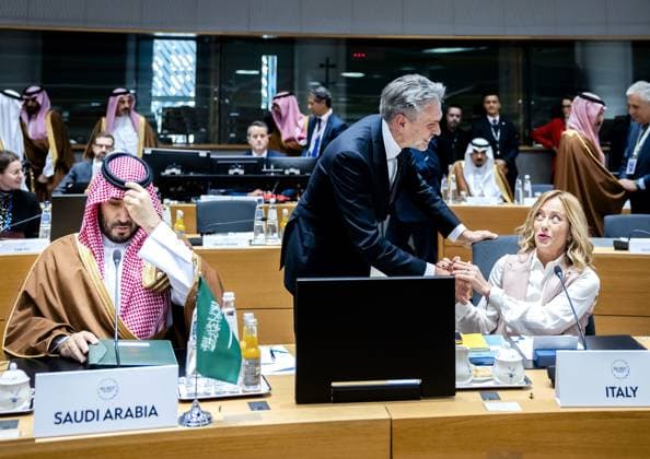 Brüssel, Gipfeltreffen zwischen der EU und dem Golf-Kooperationsrat GCC BRUSSELS - (VLNR) Mohammed bin Salman, King of Saudi Arabia, Prime Minister Dick Schoof and Giorgia Meloni, Prime Minister of Italy, at the first summit between the European Union and the Gulf Cooperation Council (GCC). The summit provided an opportunity for the EU to learn more about the GCC and its member states United Arab Emirates, Bahrain, Saudi Arabia, Oman, Qatar and Kuwait. ANP REMKO DE WAAL netherlands out - belgium out  Copyright: xx x511018119x originalFilename: 511018119.jpg