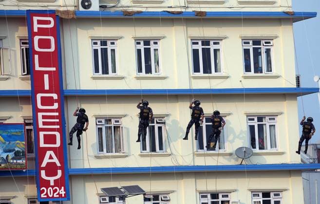 News Themen der Woche KW42 News Bilder des Tages Nepal, Polen, Tag der Polizei in Kathmandu October 16, 2024: Police personnel demonstrate a rescue operation during the celebration of National Police Day at the Nepal Police headquarter in Kathmandu, Nepal on October 16, 2024. The 69th Police Day is being observed by the Nepal Police with various programs across the country on Wednesday. - ZUMAs233 20241016_zap_s233_010 Copyright: xSunilxSharmax