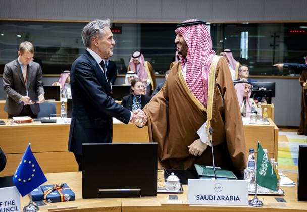 Brüssel, Gipfeltreffen zwischen der EU und dem Golf-Kooperationsrat GCC BRUSSELS - Prime Minister Dick Schoof shakes hands with Mohammed bin Salman, King of Saudi Arabia, during the first summit between the European Union and the Gulf Cooperation Council (GCC). The summit provided an opportunity for the EU to get better acquainted with the GCC and its member states United Arab Emirates, Bahrain, Saudi Arabia, Oman, Qatar and Kuwait. ANP REMKO DE WAAL netherlands out - belgium out  Copyright: xx x511018829x originalFilename: 511018829.jpg