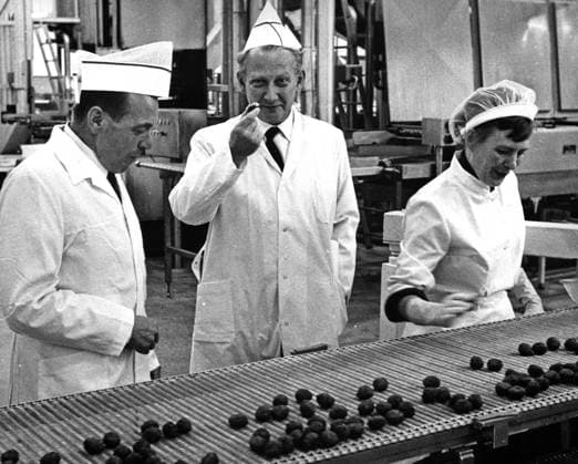 Foodia AB in Staffanstorp 35,000 meatballs per hour TV project manager Göte Gustafsson and director Ake Zetterström c Jan Dahlander Sydsvenskan IBL Staffanstorp food industry, Sweden, history x2503x  Copyright: xJanxDahlanderx xSydsvenskanx xIBLxBildbyrax
