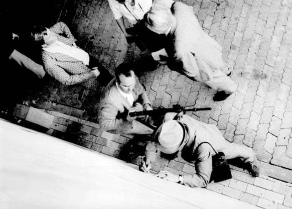 München 1972-09-06 En tysk prickskytt instrueras i var han ska placera sig för att kunna täcka den israeliska förläggningen i OS-byn under terrorattentatet mot israeliska idrottare München Tyskland CLJ x12014x *** Munich 1972 09 06 A German sniper is instructed on where to position himself to cover the Israeli barracks in the Olympic village during the terrorist attack on Israeli athletes Munich Germany CLJ x12014x  Copyright: xJanxBjörsell SvD TTx OS MÜNCHEN 1972 TERRORDAD