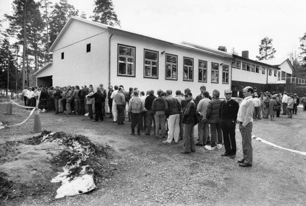 ARCHIVE ÖSTHAMMAR 1986 04 28 Long queue of employees at the Forsmark nuclear power plant to have their clothes checked by the decontamination team in connection with a suspected leak of radioactive radiation from one of Forsmarks nuclear r  Copyright: xIngvarxKarmhed SvD TTx FORSMARK TJERNOBYLOLYCKAN