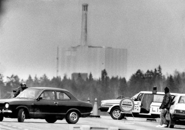 ÖSTHAMMAR 1986 04 28 A roadblock set up on the road between the Forsmark mill and the nuclear power plants in connection with a suspected leak of radioactive radiation from one of Forsmarks nuclear power reactors on April 28, 1986 It soon became apparent that the high levels of radioactiv  Copyright: xHakanxLindgren DN TTx FORSMARK TJERNOBYLOLYCKAN