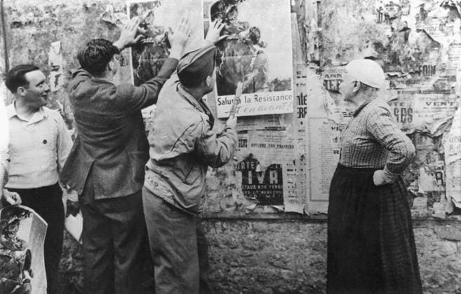 Orig. caption... Des affiches allieges remplacent des affichages nazis. Des habitants de Columbierre aident un soldat amÃ ricains, dÃ tachÃ a la Division de Psychologie de Guerre des Forces expÃ ditionnaires en France, a couvrir les restes d une affiche allemande de propagande avec des affiches allies, pendant qu une vieille surveille le travail avec satisfaction. Note Posters Profiles Spectators Sympathizers Allies CD506 sites: USA*;FRANCE sp_sw x5600x *** Orig caption Allied posters replace Nazi posters Residents of Columbierre help an American soldier, assigned to the War Psychology Division of the Expeditionary Forces in France, cover the remains of a German propaganda poster with Allied posters, while an elderly woman watches the  Copyright: xx DOWN WITH THE NAZI PROPAGANDA