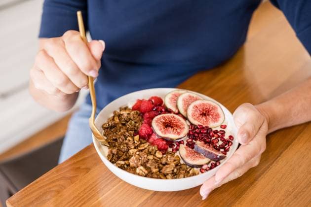 Woman holding a bowl of yogurt Napa, California, United States CR_HOOX241007-1551622-01 ,model released, Symbolfoto