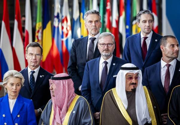 News Themen der Woche KW42 News Bilder des Tages BRUSSELS - Prime Minister Dick Schoof poses with other EU and Gulf leaders for a group photo during the first summit between the European Union and the Gulf Cooperation Council (GCC). The summit provided an opportunity for the EU to get further acquainted with the GCC and its member states United Arab Emirates, Bahrain, Saudi Arabia, Oman, Qatar and Kuwait. ANP REMKO DE WAAL netherlands out - belgium out  Copyright: xx x511022944x originalFilename: 511022944.jpg