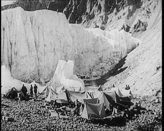 RECORD DATE NOT STATED Tents and Groups of Civilians at a Base Camp at the Foot of Mount Everest, 1924. From Time To Remember - A Trip To Europe, 1924 (Reel 3); a look at political and social life in Europe and beyond during 1924. Copyright:xBritishxPathexLtd HeritagexImagesxBritishxPathexLtdx IMAGO, ! ACHTUNG: AUFNAHMEDATUM GESCHÄTZT!  Copyright:BritishxPathexLtd HeritagexImagesxBritishxPathexLtdx IMAGO