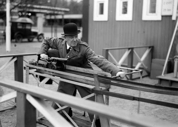 Göteborg - 1935-04-29 - Journalist testar kanon pa Liseberg *** Local Caption *** Lada 1935 - 15-30 april KAMERAREPORTAGE x2524x *** Gothenburg 1935 04 29 Journalist tests cannon at Liseberg Local Caption Lada 1935 15 April 30 CAMERA REPORT x2524x  Copyright: xKamerareportage TTx