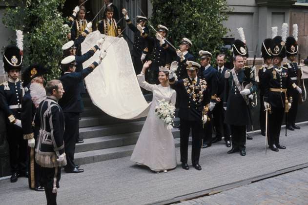STOCKHOLM 1976-06-19 Kung Carl XVI Gustaf gifter sig med Silvia Sommerlath den 19 juni 1976. Brudparet kommer ut ur Storkyrkan i Gamla stan, Stockholm efter vigselceremonin där Svea livgarde uppvaktar i mörkbla uniform modell äldre. Foto Olle Seijbold DN SCANPIX Kod: 51 ** SVD OUT ** Stockholm Sverige x51x *** STOCKHOLM 1976 06 19 King Carl XVI Gustaf marries Silvia Sommerlath on June 19, 1976 The bride and groom come out of Storkyrkan in Gamla stan, Stockholm after the wedding ceremony where the Svea bodyguard is waiting in dark blue uniform model older Photo Olle Seijbold DN SCANPIX Code 51 SVD OUT Stockholm Sweden x51x  Copyright: xOllexSeijboldx xDNx xTTx KUNGABRÖLLOP