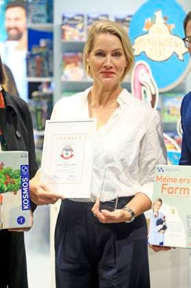 Judith Rakers receives the German Toy Award 2024 in the category Everything for Childrens Hearts at the 76 Frankfurter Buchmesse 2024 at Messe Frankfurt Frankfurt am Main, 16 10 2024 Foto:xM.xWehnertx xFuturexImagex rakers_4004