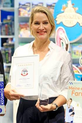 Judith Rakers receives the German Toy Award 2024 in the category Everything for Childrens Hearts at the 76 Frankfurter Buchmesse 2024 at Messe Frankfurt Frankfurt am Main, 16 10 2024 Foto:xM.xWehnertx xFuturexImagex rakers_4007