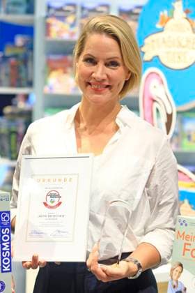 Judith Rakers receives the German Toy Award 2024 in the category Everything for Childrens Hearts at the 76 Frankfurter Buchmesse 2024 at Messe Frankfurt Frankfurt am Main, 16 10 2024 Foto:xM.xWehnertx xFuturexImagex rakers_4008