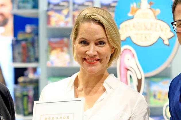 Judith Rakers receives the German Toy Award 2024 in the category Everything for Childrens Hearts at the 76 Frankfurter Buchmesse 2024 at Messe Frankfurt Frankfurt am Main, 16 10 2024 Foto:xM.xWehnertx xFuturexImagex rakers_4009