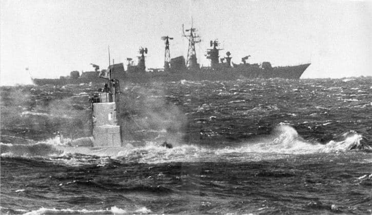 The Soviet submarine U137 heads out, surrounded by Soviet warships, after being aground for eleven days on the island of Torhamnaskär at the entrance to the Gasefjärden, in the military protection zone off Karlskrona, Blekinge on November 6, 1981 KARLSKRONA Sweden x3x  Copyright: xIngvarxAndersson DN TTx U137 GRÄNSKRÄNKNING