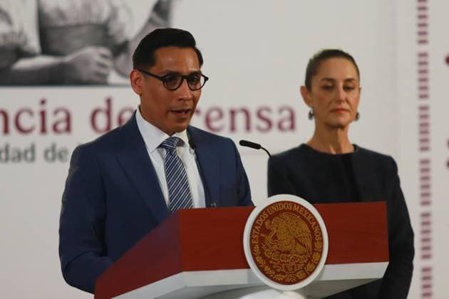 Mexiko, Präsidentin Claudia Sheinbaum Pressekonferenz in Mexiko-Stadt Mexico s President Claudia Sheinbaum Pardo is seen behind while Miguel oÂngel Elorza VoÂ¡squez, Infodemia coordinator speaking during a briefing conference where signed agreement of the initiative for the draft decree of the Federal Labor Law on digital platforms at National Palace. on October 16, 2024 in Mexico City, Mexico. Mexico City Mexico - ZUMAe321 20241016_zia_e321_002 Copyright: xCarlosxSantiagox
