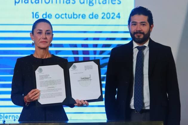 Mexiko, Präsidentin Claudia Sheinbaum Pressekonferenz in Mexiko-Stadt Mexico s President Claudia Sheinbaum Pardo and Marath BolaoÂ±os LoÂ³pez, Secretary of Labor and Social Welfare, show the signed agreement of the initiative for the draft decree of the Federal Labor Law on digital platforms during a briefing conference at National Palace. on October 16, 2024 in Mexico City, Mexico. Mexico City Mexico - ZUMAe321 20241016_zia_e321_006 Copyright: xCarlosxSantiagox