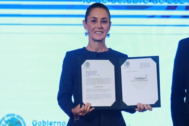 Mexiko, Präsidentin Claudia Sheinbaum Pressekonferenz in Mexiko-Stadt Mexico s President Claudia Sheinbaum Pardo, shows the signed agreement of the initiative for the draft decree of the Federal Labor Law on digital platforms during a briefing conference at National Palace. on October 16, 2024 in Mexico City, Mexico. Mexico City Mexico - ZUMAe321 20241016_zia_e321_008 Copyright: xCarlosxSantiagox