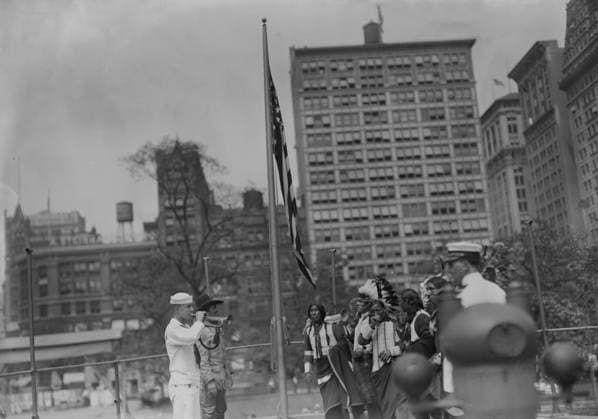 RECORD DATE NOT STATED Chief Bald Eagle on U.S.S. Recruit, 1917. Shows Native Americans including Chief Bald Eagle, at an event near the USS Recruit, a wooden mockup of a battleship built in Union Square, New York City by the Navy to recruit seamen and sell Liberty Bonds during World War I. Also in the photograph is Lt. Wells Hawks (1870-1941), a member of the Navy s public relations team Copyright:xHeritagexArt HeritagexImagesxBainxNewsxServicex IMAGO, ! ACHTUNG: AUFNAHMEDATUM GESCHÄTZT!  Copyright:HeritagexArt HeritagexImagesxBainxNewsxServicex IMAGO