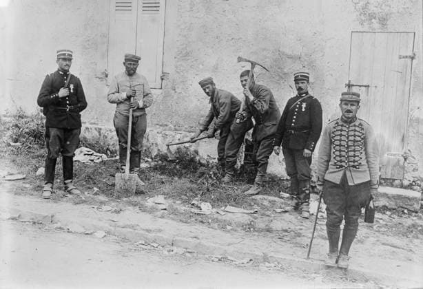RECORD DATE NOT STATED German prisoners at work, near Villeroy, 1914. Shows German prisoners working on a road between Villeroy and Neufmontiers, France during World War I. Copyright:xHeritagexArt HeritagexImagesxBainxNewsxServicex IMAGO, ! ACHTUNG: AUFNAHMEDATUM GESCHÄTZT!  Copyright:HeritagexArt HeritagexImagesxBainxNewsxServicex IMAGO