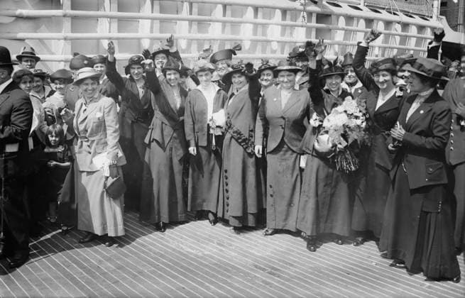 RECORD DATE NOT STATED Nurses on ST. LOUIS, 1915. Shows nurses aboard the American liner the St. Louis. Nurses were accompanying a US Army field hospital being shipped to Europe for operation by the Red Cross during World War I. Copyright:xHeritagexArt HeritagexImagesxBainxNewsxServicex IMAGO, ! ACHTUNG: AUFNAHMEDATUM GESCHÄTZT!  Copyright:HeritagexArt HeritagexImagesxBainxNewsxServicex IMAGO