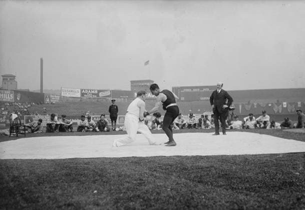 RECORD DATE NOT STATED Abe Attell & Young Corbett, 1918. Shows Attell and Corbett boxing on a mat, part of the pre-game entertainment for the Cleveland Indians vs. the New York Yankees game at the Polo Grounds, New York City, May 27, 1918. Copyright:xHeritagexArt HeritagexImagesxBainxNewsxServicex IMAGO, ! ACHTUNG: AUFNAHMEDATUM GESCHÄTZT!  Copyright:HeritagexArt HeritagexImagesxBainxNewsxServicex IMAGO