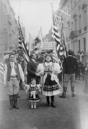 RECORD DATE NOT STATED Bohemians in Wake up America parade, 1917. Shows the Wake Up America Lexington Day Patriot s Day celebration, New York City. Copyright:xHeritagexArt HeritagexImagesxBainxNewsxServicex IMAGO, ! ACHTUNG: AUFNAHMEDATUM GESCHÄTZT!  Copyright:HeritagexArt HeritagexImagesxBainxNewsxServicex IMAGO