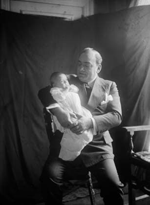RECORD DATE NOT STATED Enrico Caruso with his daughter Gloria, 1919. Shows Italian tenor opera singer Enrico Caruso (1873-1921) with his daughter Gloria (1919-1999). Copyright:xHeritagexArt HeritagexImagesxBainxNewsxServicex IMAGO, ! ACHTUNG: AUFNAHMEDATUM GESCHÄTZT!  Copyright:HeritagexArt HeritagexImagesxBainxNewsxServicex IMAGO