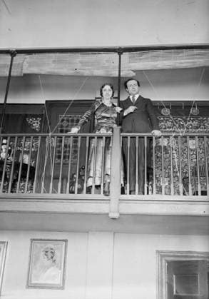 RECORD DATE NOT STATED Amelita Galli-Curci and husband, between c1915 and c1920. Shows Italian coloratura soprano opera singer Amelita Galli-Curci (1882-1963) standing on a balcony with a man, possibly her accompanist and second husband Homer Samuels. Copyright:xHeritagexArt HeritagexImagesxBainxNewsxServicex IMAGO, ! ACHTUNG: AUFNAHMEDATUM GESCHÄTZT!  Copyright:HeritagexArt HeritagexImagesxBainxNewsxServicex IMAGO