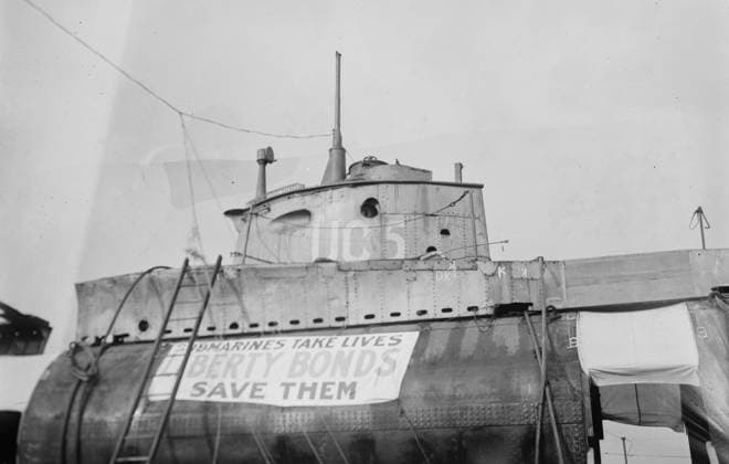 RECORD DATE NOT STATED German U-boat in N.Y., 1917. Photograph probably shows the SM UC-5 submarine that ran aground in 1916 and was displayed in New York City to sell war bonds. Copyright:xHeritagexArt HeritagexImagesxBainxNewsxServicex IMAGO, ! ACHTUNG: AUFNAHMEDATUM GESCHÄTZT!  Copyright:HeritagexArt HeritagexImagesxBainxNewsxServicex IMAGO
