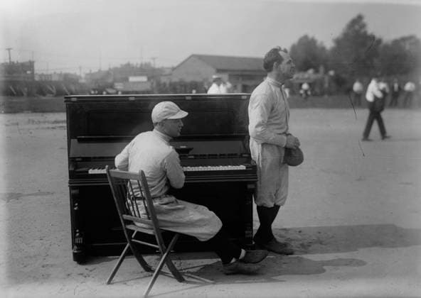 RECORD DATE NOT STATED Gus Van & Joe Schenck, Vaudeville comics (baseball), between c1915 and c1920. Copyright:xHeritagexArt HeritagexImagesxBainxNewsxServicex IMAGO, ! ACHTUNG: AUFNAHMEDATUM GESCHÄTZT!  Copyright:HeritagexArt HeritagexImagesxBainxNewsxServicex IMAGO