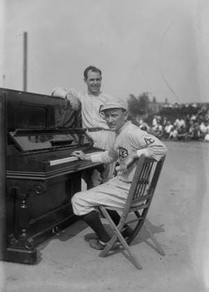 RECORD DATE NOT STATED Gus Van & Joe Schenck, Vaudeville comics (baseball), between c1915 and c1920. Copyright:xHeritagexArt HeritagexImagesxBainxNewsxServicex IMAGO, ! ACHTUNG: AUFNAHMEDATUM GESCHÄTZT!  Copyright:HeritagexArt HeritagexImagesxBainxNewsxServicex IMAGO