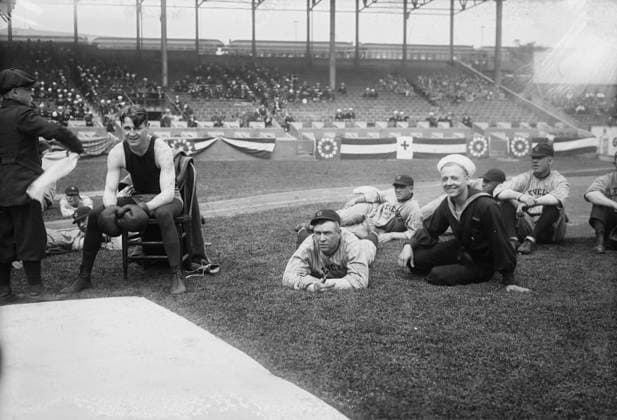 RECORD DATE NOT STATED Boxer Joe Welling, amid Cleveland baseball players in stadium, 1918. Shows boxer Joe Welling part of the pre-game entertainment at the Cleveland Indians vs. the New York Yankees game at the Polo Grounds, New York City, May 27, 1918. Copyright:xHeritagexArt HeritagexImagesxBainxNewsxServicex IMAGO, ! ACHTUNG: AUFNAHMEDATUM GESCHÄTZT!  Copyright:HeritagexArt HeritagexImagesxBainxNewsxServicex IMAGO