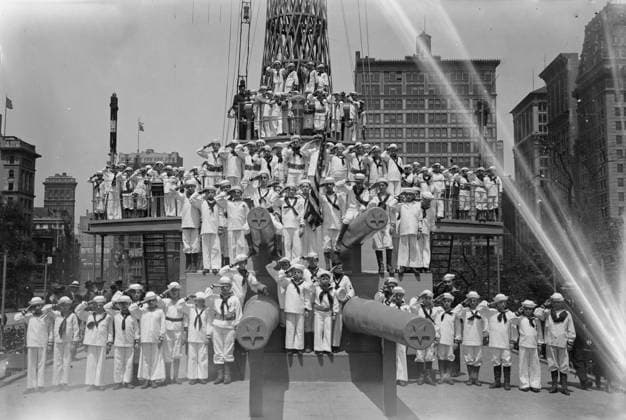 RECORD DATE NOT STATED Junior Naval Scouts, 1917. Shows members of the Junior Naval Scouts aboard the U.S.S. Recruit, a fake battleship built in Union Square, New York City by the Navy to recruit seamen and sell Liberty Bonds during World War I. The photograph was taken on Memorial Day, May 30, 1917, the day of the launch of the ship. Copyright:xHeritagexArt HeritagexImagesxBainxNewsxServicex IMAGO, ! ACHTUNG: AUFNAHMEDATUM GESCHÄTZT!  Copyright:HeritagexArt HeritagexImagesxBainxNewsxServicex IMAGO