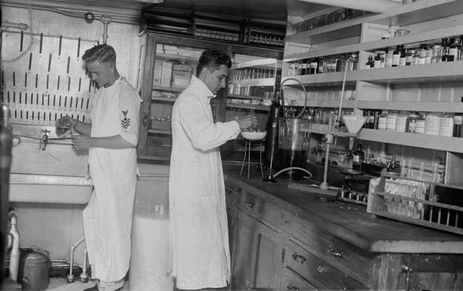 RECORD DATE NOT STATED Pathological laboratory - COMFORT, between c1915 and c1920. Copyright:xHeritagexArt HeritagexImagesxBainxNewsxServicex IMAGO, ! ACHTUNG: AUFNAHMEDATUM GESCHÄTZT!  Copyright:HeritagexArt HeritagexImagesxBainxNewsxServicex IMAGO