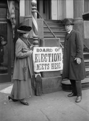 RECORD DATE NOT STATED Maud Powell, 1919. Shows American violinist Maud Powell (1867-1920) standing outside next to a sign reading Board of Elections meets here before she cast her vote in the November 1919 elections in New York City. Copyright:xHeritagexArt HeritagexImagesxBainxNewsxServicex IMAGO, ! ACHTUNG: AUFNAHMEDATUM GESCHÄTZT!  Copyright:HeritagexArt HeritagexImagesxBainxNewsxServicex IMAGO