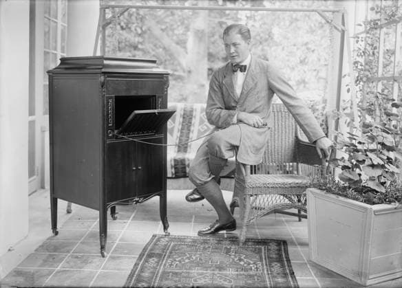 RECORD DATE NOT STATED John Charles Thomas, between c1915 and c1920. Shows John Charles Thomas (1891-1960) a baritone opera and concert singer. The cord he is holding is probably a remote volume control, that operated by opening and closing a muffle in the horn. Copyright:xHeritagexArt HeritagexImagesxBainxNewsxServicex IMAGO, ! ACHTUNG: AUFNAHMEDATUM GESCHÄTZT!  Copyright:HeritagexArt HeritagexImagesxBainxNewsxServicex IMAGO