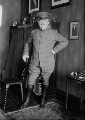 RECORD DATE NOT STATED V. Herbert, 1918. Shows composer and cellist Victor August Herbert (1859-1924) wearing uniform. Herbert was one of the founders of the American Society of Composers, Authors, and Publishers (ASCAP). Copyright:xHeritagexArt HeritagexImagesxBainxNewsxServicex IMAGO, ! ACHTUNG: AUFNAHMEDATUM GESCHÄTZT!  Copyright:HeritagexArt HeritagexImagesxBainxNewsxServicex IMAGO