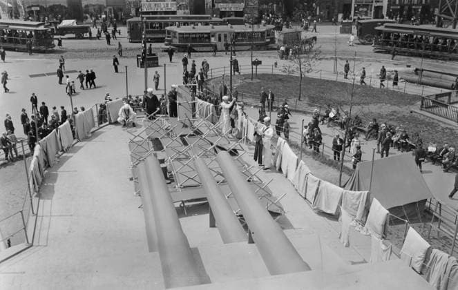 RECORD DATE NOT STATED Wash day on U.S.S. Recruit, between c1915 and c1920. Shows sailors hanging laundry on the U.S.S. Recruit, a fake battleship built in Union Square, New York City by the Navy to recruit seamen and sell Liberty Bonds. Copyright:xHeritagexArt HeritagexImagesxBainxNewsxServicex IMAGO, ! ACHTUNG: AUFNAHMEDATUM GESCHÄTZT!  Copyright:HeritagexArt HeritagexImagesxBainxNewsxServicex IMAGO