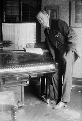 RECORD DATE NOT STATED Reinald Werrenrath, between c1915 and c1920. Shows opera singer Reinald Werrenrath (1883-1953) standing at a piano. Copyright:xHeritagexArt HeritagexImagesxBainxNewsxServicex IMAGO, ! ACHTUNG: AUFNAHMEDATUM GESCHÄTZT!  Copyright:HeritagexArt HeritagexImagesxBainxNewsxServicex IMAGO