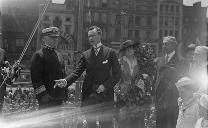 RECORD DATE NOT STATED Adm. Usher & Mayor Mitchel, 1917. Shows New York Mayor John Purroy Mitchel (1879-1918) turning over the U.S.S. Recruit to Admiral Usher on May 30, 1917. The Recruit was a fake battleship built in Union Square, New York City by the Navy to recruit seamen and sell Liberty Bonds during World War I. The photograph was taken on Memorial Day, May 30, 1917, the day of the launch of the ship. Copyright:xHeritagexArt HeritagexImagesxBainxNewsxServicex IMAGO, ! ACHTUNG: AUFNAHMEDATUM GESCHÄTZT!  Copyright:HeritagexArt HeritagexImagesxBainxNewsxServicex IMAGO