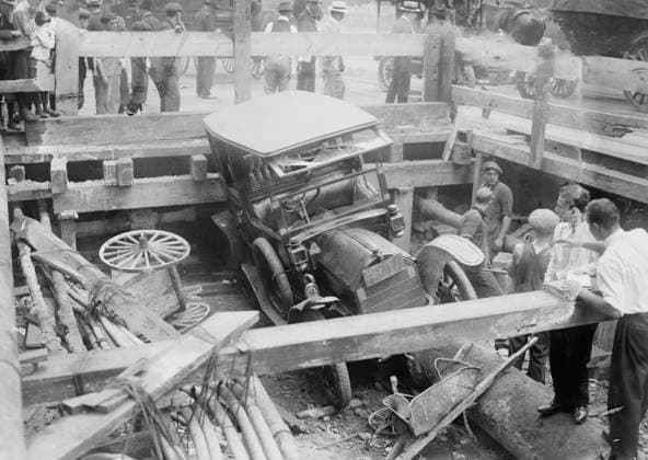 RECORD DATE NOT STATED Auto in subway on 7th Ave., 1915. Cave-in Copyright:xHeritagexArt HeritagexImagesxBainxNewsxServicex IMAGO, ! ACHTUNG: AUFNAHMEDATUM GESCHÄTZT!  Copyright:HeritagexArt HeritagexImagesxBainxNewsxServicex IMAGO