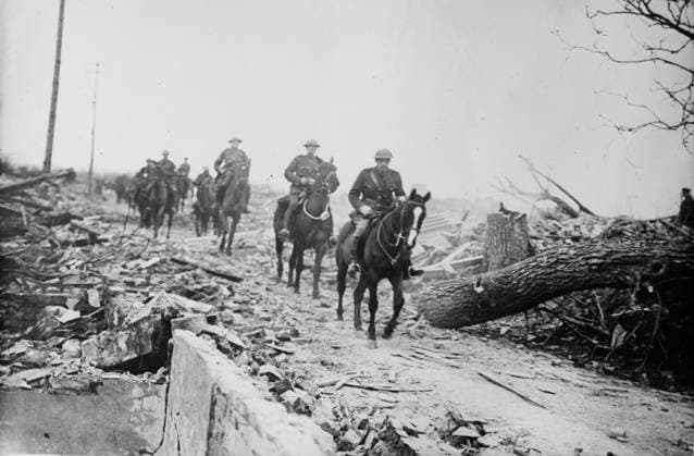 RECORD DATE NOT STATED British in ruined village, between c1915 and c1920. Troops of the Surrey Yeomanry (Queen Mary s Regiment) passing through the ruined village of Caulaincourt, 21st April 1917. Copyright:xHeritagexArt HeritagexImagesxBainxNewsxServicex IMAGO, ! ACHTUNG: AUFNAHMEDATUM GESCHÄTZT!  Copyright:HeritagexArt HeritagexImagesxBainxNewsxServicex IMAGO