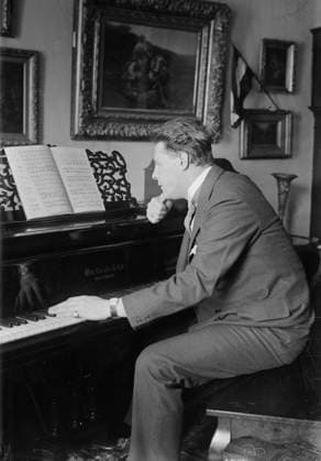 RECORD DATE NOT STATED Carl Braun at piano, between c1915 and c1920. Copyright:xHeritagexArt HeritagexImagesxBainxNewsxServicex IMAGO, ! ACHTUNG: AUFNAHMEDATUM GESCHÄTZT!  Copyright:HeritagexArt HeritagexImagesxBainxNewsxServicex IMAGO