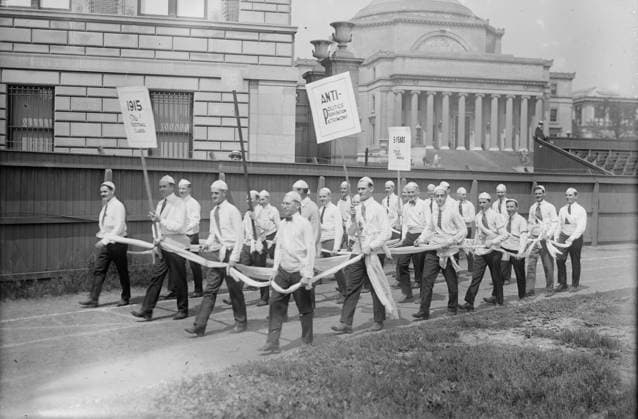 RECORD DATE NOT STATED Columbia Class of 1915, between c1915 and c1920. Copyright:xHeritagexArt HeritagexImagesxBainxNewsxServicex IMAGO, ! ACHTUNG: AUFNAHMEDATUM GESCHÄTZT!  Copyright:HeritagexArt HeritagexImagesxBainxNewsxServicex IMAGO
