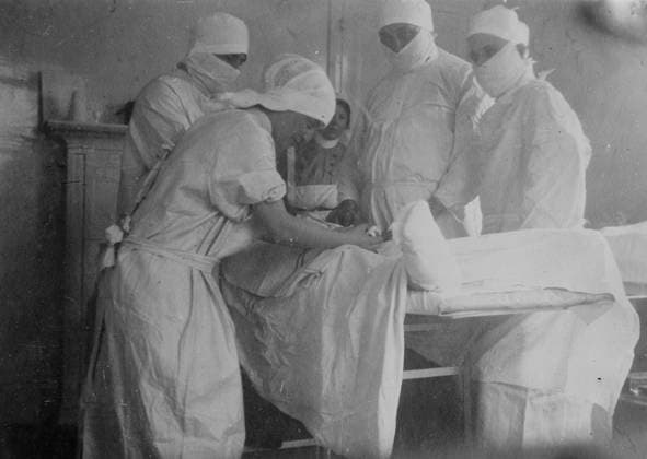 RECORD DATE NOT STATED Cutting off a foot -- Canadian Hospital, Le Touquet, between 1914 and c1915. Shows a foot amputation at the Canadian base hospital in the Hotel du Golf, Le Touquet, France during World War I. Copyright:xHeritagexArt HeritagexImagesxBainxNewsxServicex IMAGO, ! ACHTUNG: AUFNAHMEDATUM GESCHÄTZT!  Copyright:HeritagexArt HeritagexImagesxBainxNewsxServicex IMAGO