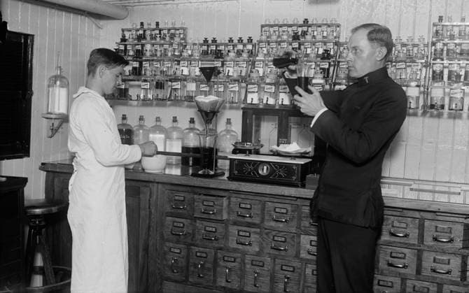 RECORD DATE NOT STATED Dispensary, COMFORT, between c1915 and c1920. Copyright:xHeritagexArt HeritagexImagesxBainxNewsxServicex IMAGO, ! ACHTUNG: AUFNAHMEDATUM GESCHÄTZT!  Copyright:HeritagexArt HeritagexImagesxBainxNewsxServicex IMAGO