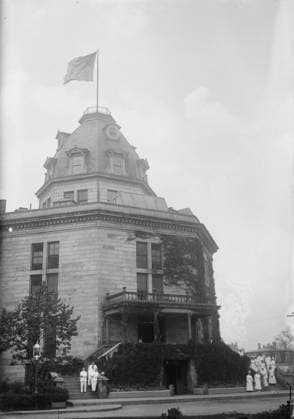 RECORD DATE NOT STATED Entrance, Nurses School, between c1915 and c1920. Shows the Metropolitan Hospital Training School for Nurses on Blackwell s Island (now Roosevelt Island), New York City. Copyright:xHeritagexArt HeritagexImagesxBainxNewsxServicex IMAGO, ! ACHTUNG: AUFNAHMEDATUM GESCHÄTZT!  Copyright:HeritagexArt HeritagexImagesxBainxNewsxServicex IMAGO