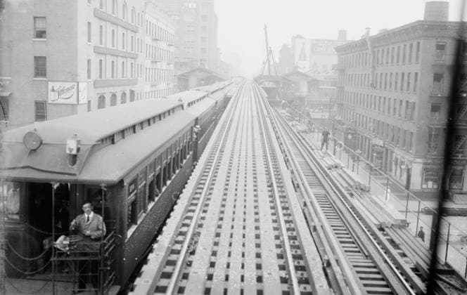 RECORD DATE NOT STATED Express track 9th Ave. L, between c1914 and c1915. Shows the express tracks of the Ninth Avenue El (elevated railroad) with a train, at the 14th Street Station in New York City. The new configuration for express trains was done as part of a system upgrade from 1914-1915. Copyright:xHeritagexArt HeritagexImagesxBainxNewsxServicex IMAGO, ! ACHTUNG: AUFNAHMEDATUM GESCHÄTZT!  Copyright:HeritagexArt HeritagexImagesxBainxNewsxServicex IMAGO