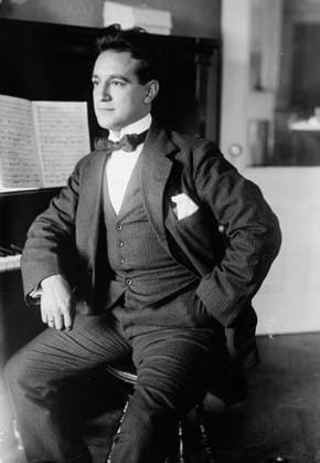 RECORD DATE NOT STATED H. Lazaro, 1917. Shows Catalan-Spanish opera singer Hipo lito La zaro (1887-1974) seated at a piano. Copyright:xHeritagexArt HeritagexImagesxBainxNewsxServicex IMAGO, ! ACHTUNG: AUFNAHMEDATUM GESCHÄTZT!  Copyright:HeritagexArt HeritagexImagesxBainxNewsxServicex IMAGO