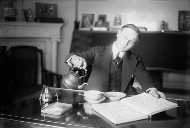 RECORD DATE NOT STATED Johnson, between c1915 and c1920. Shows Edward Patrick Johnson (1878?-1959), a Canadian tenor opera singer who was billed outside North America as Edoardo Di Giovanni. Johnson is pouring tea out of a teapot while looking at a score. Copyright:xHeritagexArt HeritagexImagesxBainxNewsxServicex IMAGO, ! ACHTUNG: AUFNAHMEDATUM GESCHÄTZT!  Copyright:HeritagexArt HeritagexImagesxBainxNewsxServicex IMAGO